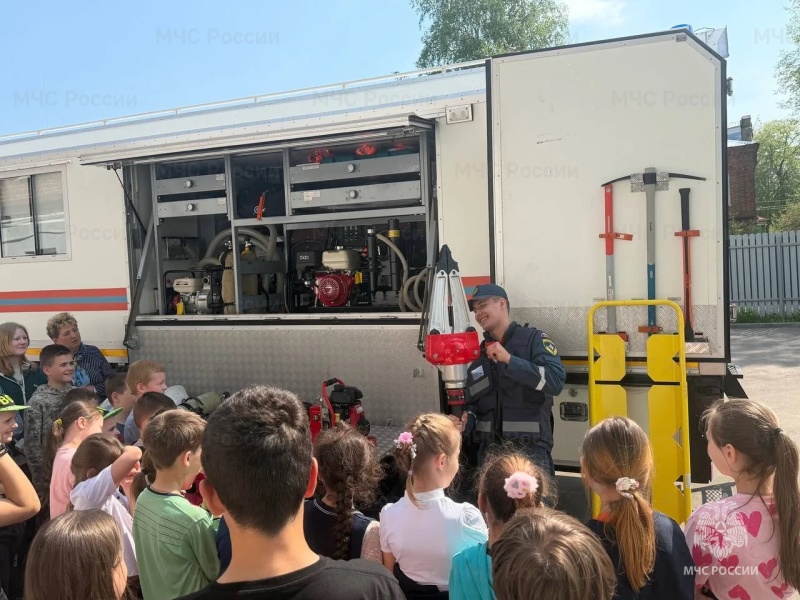 Личный состав Ногинского ордена Жукова спасательного центра провел занятие для учащихся