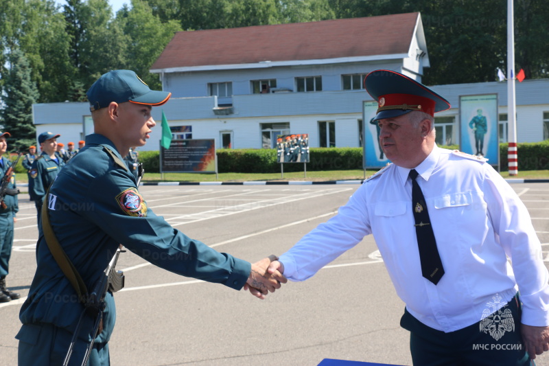 Символизм и доблесть: в День России военнослужащие Ногинского ордена Жукова спасательного центра приняли Военную присягу