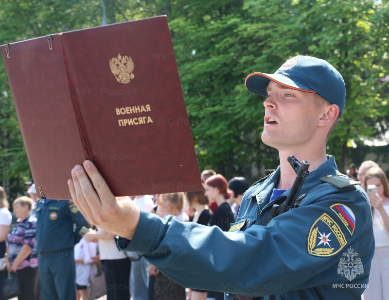 Символизм и доблесть: в День России военнослужащие Ногинского ордена Жукова спасательного центра приняли Военную присягу