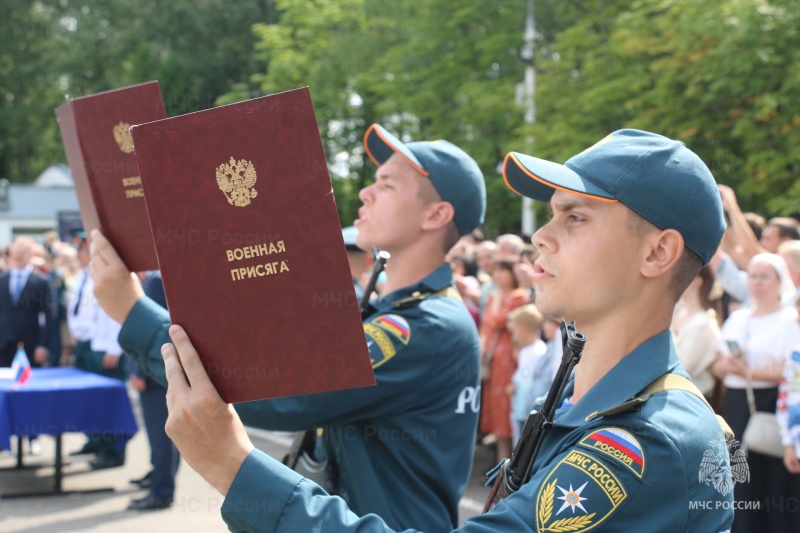 В Ногинском ордена Жукова спасательном центре МЧС России прошли торжественные мероприятия, посвященные принятию военной присяги молодым пополнением