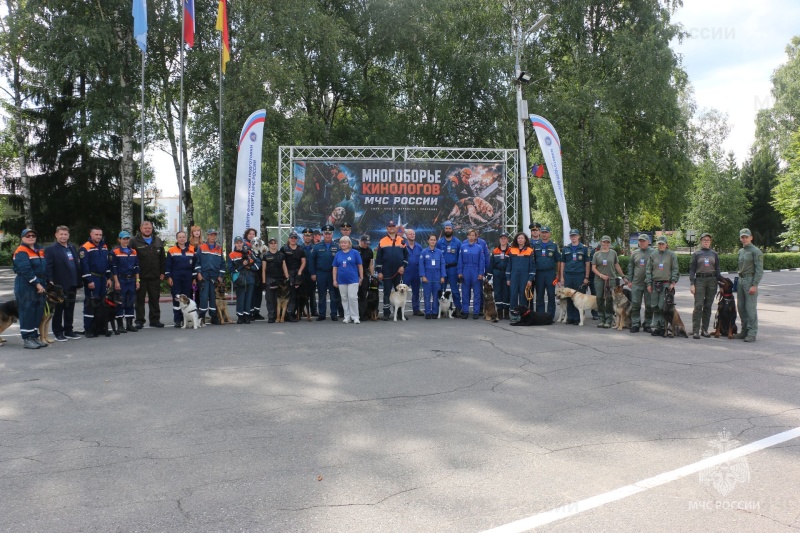 Команда Ногинского ордена Жукова спасательного центра завоевала серебро на чемпионате МЧС России по многоборью кинологов