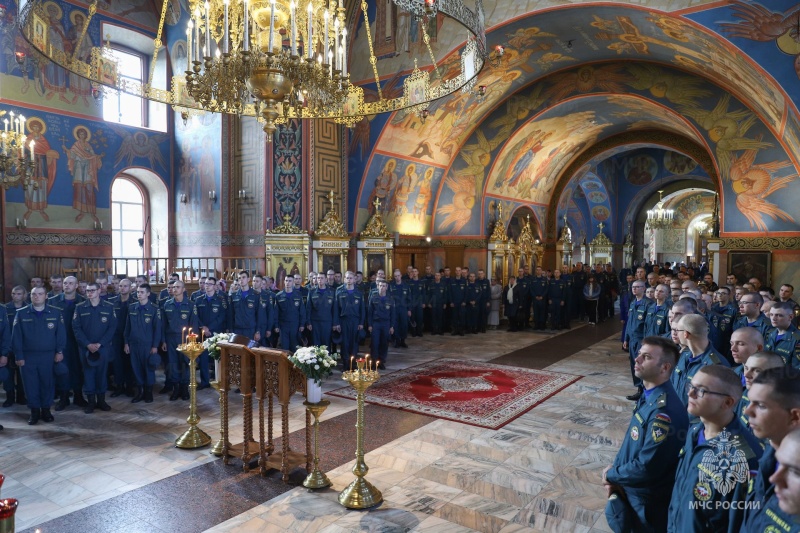 Военнослужащие Ногинского ордена Жукова спасательного центра МЧС РОССИИ посетили собор Богоявления Господня в день празднования иконы Божией Матери «Неопалимая Купина»