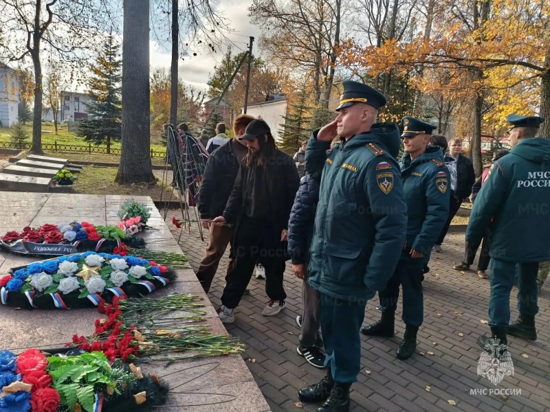 Подвиг ополченцев бессмертен: офицеры Ногинского спасательного центра посетили мемориал в Уварово