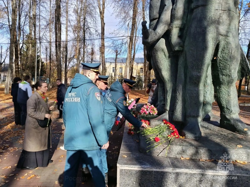 Подвиг ополченцев бессмертен: офицеры Ногинского спасательного центра посетили мемориал в Уварово
