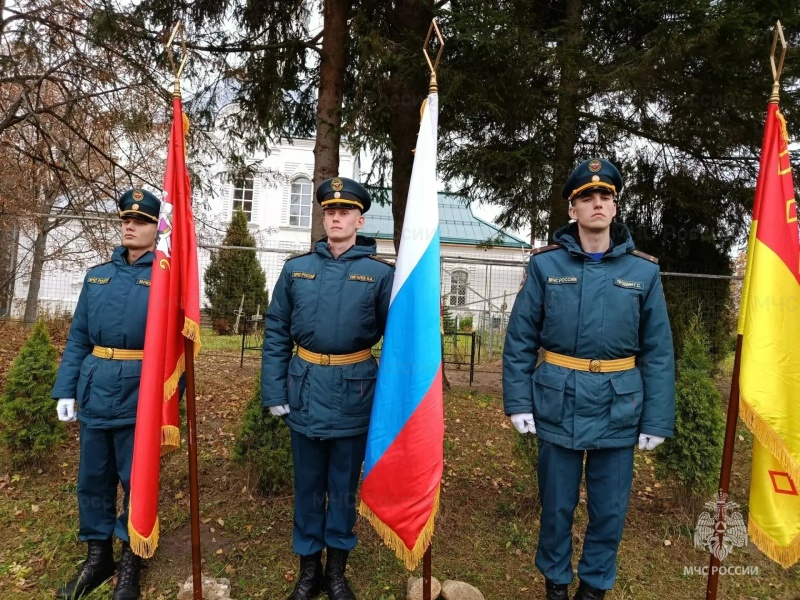 Подвиг ополченцев бессмертен: офицеры Ногинского спасательного центра посетили мемориал в Уварово